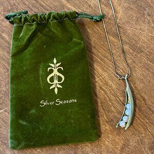 NWOT Pea Pod Necklace with Three Pearls